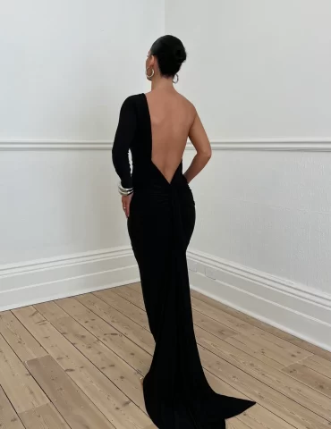 MELANI Acia Gown - Black (HIRE)